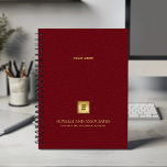 Agenda Logotipo e nome do Cardeal Red Leather Look Busine<br><div class="desc">Mantenha-se organizado e eleve a sua imagem profissional com o nosso Planeador Espiral Personalizado, com um design de aparência vermelho cardeal refinado que combina sofisticação com funcionalidade. Um espaço quadrado personalizável no cobrir permite que você exiba de forma destacada o logotipo de sua empresa sobre uma textura dourada, enquanto duas...</div>