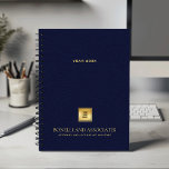 Agenda Logotipo e nome do Marinho Blue Leather Look Busin<br><div class="desc">Mantenha-se organizado e eleve sua imagem profissional com nosso Planejador Espiral Personalizado, com um design de aparência azul-marinho refinado que combina sofisticação com funcionalidade. Um espaço quadrado personalizável no cobrir permite que você exiba de forma destacada o logotipo de sua empresa sobre uma textura dourada, enquanto duas linhas adicionais de...</div>