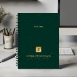 Agenda Logotipo e nome profissional de business verde e m<br><div class="desc">Mantenha-se organizado e eleve sua imagem profissional com nosso Planejador Espiral Personalizado, com um design de aparência azul-marinho refinado que combina sofisticação com funcionalidade. Um espaço quadrado personalizável no cobrir permite que você exiba de forma destacada o logotipo de sua empresa sobre uma textura dourada, enquanto duas linhas adicionais de...</div>
