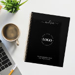 Agenda Logotipo Personalizado Branco Negro Profissional d<br><div class="desc">Este planejador elegante seria excelente para uso pessoal ou profissional. Adicione facilmente seus detalhes clicando na opção "personalizar".</div>