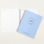 Agenda Logotipo personalizado minimalista branco simples<br><div class="desc">Faça uma impressão duradoura com o Simple White Minimalist Custom Logo Branded Blue Planner (Planejador azul de marca minimalista simples e branco). Este planejador permite que você promova sua empresa de uma forma simples e elegante, além de oferecer um presente prático e profissional para seus clientes, clientes, fornecedores, funcionarios, família...</div>