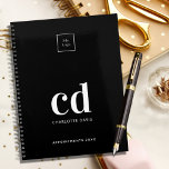 Agenda Logotipo preto das iniciais do monograma branco 20<br><div class="desc">Fundo preto e texto branco. Personalize e adicione o seu logotipo,  as iniciais do monograma,  o nome e o título ano 2025 (qualquer ano). Seu logotipo na frente e atrás. Espaço para o seu endereço no verso.</div>