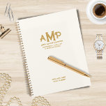 Agenda Luxe Company Ivory e logotipo Dourado monograma co<br><div class="desc">Personalize um luxo, prático e útil Ivory e Gold 3 Letter Monogrammed Planner para seus funcionários vip. Um pequeno presente para eles e um promocional profissional e atraente para sua empresa. Design criado a executivos, conselhos, consultores sofisticados, contabilistas e outros provedores de serviços profissionais em mente. A fonte dourada no...</div>