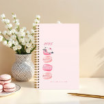 Agenda Macarão francês cor-de-rosa-flor-impermeável<br><div class="desc">Chic e o moderno macarão francês doce trata o planejador design perfeito para se manter organizado em estilo. Nosso design apresenta quatro biscoitos cor-de-água rosa pintados à mão com um belo arranjo floral de aquarela e folhagem que decora o topo do macarão com o ano. Personalize com seu nome. Trabalho...</div>
