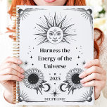 Agenda Manifestação de nome personalizado Celestial Sun e<br><div class="desc">Esta design encantadora apresenta ilustrações inspiradas no celeste do sol, da lua e das estrelas, aliadas a girassóis florescentes e a filmes cósmicos. O ousado trabalho de arte preto-e-branco cria uma vibração mística e empoderadora, perfeita para manifestar objetivos e aproveitar energia positiva em 2025. Personalizado com um nome personalizado, esse...</div>