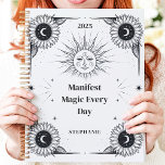 Agenda Manifestação Mística de Sun e Nome Personalizado d<br><div class="desc">Este design mágico apresenta elementos celestes complexos, incluindo sol, lua e estrelas, em conjunto com ilustrações detalhadas de girassol numa paleta clássica de preto e branco. A frase poderosa "Manifest Magic All Day" acrescenta inspiração e intenção à sua organização diária. Personalizada com um nome e ano personalizados, esta design é...</div>