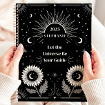 Agenda Manifestação Personalizada por Sun Moon Celestial<br><div class="desc">Este design captivador apresenta elementos celestes como sol, lua, estrelas e girassóis florescentes, todos colocados contra um fundo negro e ousado. A frase motivacional "Deixe o Universo ser seu guia" inspira foco e manifestação, fazer esse design funcional e empoderador. Personalizado com um nome e ano personalizados, é perfeito para entusiastas...</div>