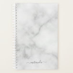 Agenda Marble Branco de Nome Personalizado de Script Mode<br><div class="desc">Nome Personalizado do Script Moderno Giftfeto Branco com nome personalizado no estilo de fonte do script moderno da cinza em fundo de mármore branco.

Perfeito como presente de férias para ela.</div>