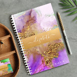 Agenda Marble watercolor dourado, rosa, verde roxo<br><div class="desc">Uma banda de folha de ouro esparsa e falsa com seu nome de tipografia de script sobrepõe um rico, veado dourado, roxo, rosa, aqua e fundo aquarela verde neste planejador anual chic, elegante, de tendências e de nome personalizado. Personalize com a sua inicial. Este planejador é fornecido em 2 tamanhos:...</div>