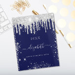 Agenda Marinho azul branco brilha monograma script 2023<br><div class="desc">Um fundo azul-marinho decorado com estrelas brancas e cinzas vítreas e poeira. Personalize e adicione seu nome. O nome é escrito com um moderno estilo escrito à mão com traços. Para manter as hastes, exclua apenas o nome da amostra, deixe os espaços ou emoji na frente e depois do nome....</div>