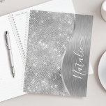 Agenda Metálico Personalizado Da Glitter De Prata Glam<br><div class="desc">Personalize facilmente este metal escovado prateado e um planador com padrão de brilho falso glamouroso com seu próprio nome personalizado.</div>