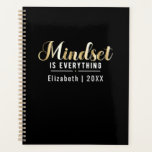Agenda "Mindset é tudo" Dourada citação Inspiracional<br><div class="desc">Mantenha-se organizado e inspirado no Dourado Planejador de Cotação Inspiracional "Mindset é Tudo". Com uma elegante citação dourada no cobrir, este planejador combina estilo com funcionalidade. Com layouts semanais e mensais espaçosos, é perfeito para rastrear compromissos, metas e listas de tarefas. Um documento de alta qualidade garante uma experiência de...</div>