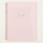 Agenda Minimalista de cor-de-rosa brilhante moderno | Nom<br><div class="desc">O planejador do nome do script de ouro rosa e elegante é luxuoso e chique. Este belo planejador de nomes de caligrafia dourada é perfeito para aqueles que apreciam as coisas melhores da vida. Então, se você está procurando um planejador que seja na moda e luxuoso, este é o que...</div>