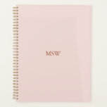 Agenda Mínimo clássico de monograma cor-de-rosa com pince<br><div class="desc">Planeador personalizado elegante monograma personalizado cor-de-rosa-claro-rosado e cor-de-rosa sólida. Minimalista,  simples,  moderno,  na moda design. Texto serif personalizável com rosa poeirento em fundo de cor simples rosa-claro e roxo.</div>