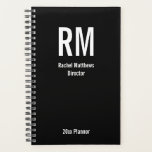 Agenda Modelo de Texto do Monograma Branco e Preto para E<br><div class="desc">Este planejador preto tem letras brancas grandes para um monograma personalizado no topo. Sob o monograma, há duas linhas de texto de exibição que você pode substituir pelo nome e título apropriados. Na parte inferior, o texto de exibição branca diz 2025 Planner, mas você pode editar o texto se desejar....</div>