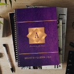 Agenda Modern 2025: monograma com nome dourado - script e<br><div class="desc">Um negócio elegante ou um planejador roxo pessoal 2025 com etiqueta quadrada geométrica de cobre de ouro, em forma de cobre, em forma de fundo de couro. Perfect para uma imagem de negócios de na moda para um gerente empresarial, diretor, estilista de moda, decorador de interiores de casa, designer, arquiteto,...</div>