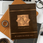 Agenda Modern 2025: monograma com nome dourado - script e<br><div class="desc">Uma empresa elegante ou um planejador marrom pessoal 2025 com etiqueta quadrada monométrica metálica de cobre de ouro, em forma de couro. Perfect para uma imagem de negócios de na moda para um gerente empresarial, diretor, estilista de moda, decorador de interiores de casa, designer, arquiteto, gerente de salão de beleza,...</div>