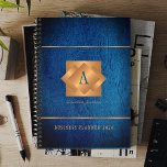 Agenda Modern 2025: monograma com nome dourado - script e<br><div class="desc">Um negócio elegante ou um planejador azul pessoal 2025 com etiqueta quadrada geométrica metálica de cobre em ouro, em forma de cobre, em fundo de couro. Perfect para uma imagem de negócios de na moda para um gerente empresarial, diretor, estilista de moda, decorador de interiores de casa, designer, arquiteto, gerente...</div>