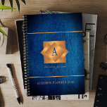 Agenda Modern 2026: monograma com nome dourado - script e<br><div class="desc">Um negócio elegante ou um planejador azul pessoal 2026 com etiqueta quadrada monométrica metálica de cobre de ouro e cobre em um fundo de couro. Perfect para uma imagem de negócios de na moda para um gerente empresarial, diretor, estilista de moda, decorador de interiores de casa, designer, arquiteto, gerente de...</div>
