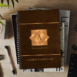 Agenda Modern 2026: monograma com nome dourado - script e<br><div class="desc">Uma empresa elegante ou um planejador marrom pessoal 2026 com etiqueta quadrada monométrica metálica de cobre de ouro, em forma de couro. Perfect para uma imagem de negócios de na moda para um gerente empresarial, diretor, estilista de moda, decorador de interiores de casa, designer, arquiteto, gerente de salão de beleza,...</div>