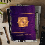 Agenda Modern 2026: monograma com nome dourado - script e<br><div class="desc">Um negócio elegante ou um planejador roxo pessoal 2026 com etiqueta quadrada geométrica monométrica de cobre de ouro e metal em forma de couro. Perfect para uma imagem de negócios de na moda para um gerente empresarial, diretor, estilista de moda, decorador de interiores de casa, designer, arquiteto, gerente de salão...</div>