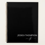 Agenda Modern Black Simple Script Girly Monograma 2025<br><div class="desc">Nome de script simples monograma personalizado e inicial,  na moda preto e branco,  moderno e elegante,  adicione seu nome a iniciais de Cinza Girly. Este planejador personalizado é perfeito para o Sweet 16,  Chá de panela,  Escola,  Escritório ou Planejamento de Casamento para alguém com estilo chic simples e elegante.</div>