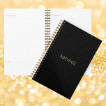 Agenda Moderno Elegante Trendy Black Semanal e Mensal Dou<br><div class="desc">Padrão de verificação personalizado, personalizado, moderno, moderno, chic, preto clássico e cinza, tipografia de ouro falso elegante/nome de script, panner semanal e mensal com uma folha de adesivos reposicionáveis coloridos e divertidos. Basta digitar seu nome, para personalizar. Planeje seus dias em estilo com este planejador personalizável. Com seus layouts mensais...</div>