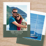 Agenda Moderno Verde do Nome de Foto Personalizado<br><div class="desc">Crie seu próprio planejador de ano fotográfico! Um modelo de na moda personalizado com duas fotografias favoritas, seu nome, o ano e uma legenda ou lema pessoal. Os planejadores personalizados fazem presentes maravilhosos para familiares e amigos, e são uma forma excelente de manter todos organizados! Cores impressas: cinza verde e...</div>