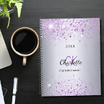 Agenda Monograma 2023 com brilho púrpura de prata<br><div class="desc">Um fundo metálico de aspecto fino prateado decorado com poeira brilhante púrpura. Personalize e adicione seu primeiro nome,  iniciais do monograma,  nome do cheio e um ano.</div>