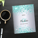 Agenda Monograma 2024 da Tedal de prata<br><div class="desc">Um fundo metálico de aspecto fino prateado decorado com pó brilhante verde-lacrimejante. Personalize e adicione seu primeiro nome,  iniciais do monograma,  nome do cheio e um ano.</div>