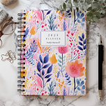 Agenda Monograma Azul Botânico Pintado Vivo 2025<br><div class="desc">Personalize este planejador branco com seu nome em itálico azul marinho enquadrado por um retângulo branco,  em um fundo cor-de-fundo de elementos florais e botânicos pintados à mão em tons de azul,  rosa e laranja.</div>