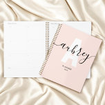 Agenda Monograma - Caligrafia Girly Blush - Rosa<br><div class="desc">Mantenha-se organizado em estilo com este planejador personalizado! Apresentando seu nome na caligrafia caprichosa, sobrepondo maravilhosamente seu monograma em negrito, esse planejador é a combinação perfeita de funcionalidade e personalização. Com amplo espaço para notas, programações e listas de tarefas pendentes, ele foi projetado para ajudá-lo a acompanhar atribuições, compromissos e...</div>