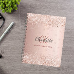 Agenda monograma cor-de-rosa rosa 2025<br><div class="desc">Um fundo rosa dourado com rosa dourado e confete rosa. Personalize e adicione as iniciais do seu monograma,  nome e título/ano 20XX (ou qualquer ano) As iniciais do seu monograma como padrão no plano de fundo.</div>