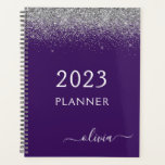 Agenda Monograma de 2022 Silver Purple Glitter Sparkle<br><div class="desc">2022 Nome do Monograma da Glitter Glitter Silver e Purple Sparkle e Notebook Espiral Inicial. Isto faz o doce e perfeito aniversário de 16 anos,  casamento,  chá de panela,  aniversário,  chá de fraldas ou festa de solteira presente para alguém que ama luxo de luxo e estilos quíticos.</div>