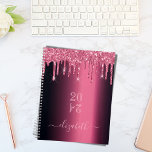 Agenda Monograma de 2025 com brilho rosado<br><div class="desc">Um fundo burlando escuro com elegante brilho picante cor-de-rosa, pingos, pintura pingando. Modelo por um ano (invertido) Personalize e adicione um nome. O nome é escrito em rosas claro com um moderno estilo escrito à mão. Perfeito para a escola, o trabalho ou a organização da sua vida pessoal/familiar. Para manter...</div>