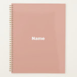 Agenda Monograma de ano de texto personalizado, cor-de-ro<br><div class="desc">Texto personalizado,  cor-de-rosa,  minimalista,  monograma,  simples agenda personalizada chic elegante moderna,  Planner. Texto branco totalmente personalizável,  ou você pode simplesmente excluí-lo,  em fundo de cor sólida rosa empoeirado. Você pode personalizá-lo com seu nome,  monograma,  iniciais,  ano ou texto personalizado.</div>