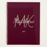 Agenda Monograma de Borgonha Personalizado Nome Inicial M<br><div class="desc">Personalize e adicione seu nome,  iniciais de monograma e ano. ouro e letras brancas. O nome é escrito com um script de estilo manuscrito.</div>