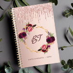 Agenda monograma de burgundy floral com brilho rosa<br><div class="desc">Um fundo metálico rosa dourado falso com aspecto elegante, pingos rosa dourados, pintura pingada. Decorado com uma falso armação geométrica de ouro e flores burguesas e cor-de-rosa, florais. Personalize e adicione suas letras monográficas, iniciais e um texto, título. Perfeito para a escola, o trabalho ou a organização da sua vida...</div>