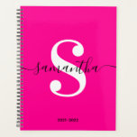 Agenda Monograma de Estilo Moderno Magenta Preto e Branco<br><div class="desc">Um monograma em um estilo moderno e tendência de caligrafia preta combinado com uma fonte moderna e elegante branca. Aumente ou diminua o tamanho da fonte conforme necessário para o seu monograma. Personalize a cor de fundo magenta vibrante sólido minimalista ou rosa quente. Mantenha o formato de data do ano...</div>