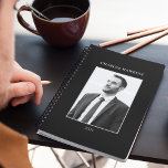 Agenda Monograma de Fotografia do Elegante Black & White<br><div class="desc">Apresentando nosso Elegante Black & White Business Man Foto Monograma Planner . Esse planejador combina profissionalismo com personalização,  oferecendo uma abordagem organizada e refinada ao planejamento com espaço para uma foto orientada a negócios.</div>