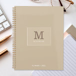 Agenda Monograma de Nome Personalizado do bege Elegante C<br><div class="desc">Personalize o texto e crie facilmente o planejador personalizado. Clique em EDIT DESIGN para alterar a cor de fundo ou a cor do texto. Você pode TRANSFERIR este DESIGN para outros produtos do Zazzle e ajustá-lo ao ajustado da maioria dos itens do Zazzle. Os designs Standard Studio são feitos em...</div>
