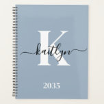 Agenda Monograma de Script Azul Elegante Dusty<br><div class="desc">Este simples e elegante planejador flexível azul 8.5 x 11 com seu primeiro nome em uma letra de script de tendência em preto e seu primeiro início em uma fonte moderna de boné em branco é perfeito para você. É na moda e moda e, no entanto, muito clássico. Isso facilitará...</div>