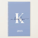 Agenda Monograma de Script Azul Moderno<br><div class="desc">Este planejador flexível, simples e elegante, azul claro, 5, 5 x 8, 5 com o seu primeiro nome numa letra de script de tendência, escrito em azul marinho sobre o seu primeiro início numa fonte moderna de boné, em branco, é perfeito para si. É na moda e moda e, no...</div>