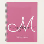 Agenda Monograma de Script Branco Rosa Quente Moderno Ele<br><div class="desc">Nome personalizado e planificador monograma personalizado de script branco e rosa-rosa moderno e moderno. Este simples e elegante design apresenta um modelo de nome em letra cursiva com letras de mão, com traços na cinza, e um enorme script inicial de monograma escrito manualmente em cor branca, em rosa quente, ou...</div>