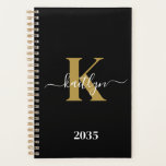 Agenda Monograma de Script Dourado Preto Elegante<br><div class="desc">Este simples e elegante planejador maleável preto 5.5 x 8.5 com seu primeiro nome em uma letra de script de tendência em branco digitado sobre sua primeira inicial em uma fonte moderna de boné em ouro é perfeito para você. É na moda e moda e, no entanto, muito clássico. Isso...</div>