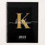 Agenda Monograma de Script Dourado Preto Elegante<br><div class="desc">Este simples e elegante planejador suave preto 8.5 x 11 com o seu primeiro nome numa letra de texto de tendência em branco escrito sobre a sua primeira letra inicial num boné moderno em ouro é perfeito para si. É na moda e moda e, no entanto, muito clássico. Isso facilitará...</div>