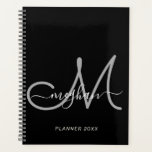 Agenda Monograma de Script Manuscrito de Cinza Negra Mode<br><div class="desc">Nome personalizado e planejador monograma personalizado com script de cinza e preto moderno e modesto. Este simples e elegante design apresenta modelo de nome branco em letra cursiva com letras de mão com oscilações em branco e um enorme script inicial de monograma escrito manualmente em cor de cinza em fundo...</div>