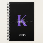 Agenda Monograma de Script Roxo Preto Moderno<br><div class="desc">Este simples e elegante planejador maleável preto 5.5 x 8.5 com o seu primeiro nome em uma letra de script de tendência em branco digitado sobre a sua primeira letra inicial em uma fonte moderna de boné em roxo é perfeito para você. É na moda e moda e, no entanto,...</div>
