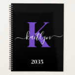 Agenda Monograma de Script Roxo Preto Moderno<br><div class="desc">Este simples e elegante planejador suave preto 8.5 x 11 com seu primeiro nome em uma letra de script de tendência em branco digitado sobre sua primeira inicial em uma fonte moderna de boné em roxo é perfeito para você. É na moda e moda e, no entanto, muito clássico. Isso...</div>