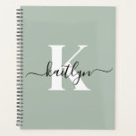Agenda Monograma de Script Verde do Moderno Sage<br><div class="desc">Este simples e elegante planejador flexível verde 8.5 x 11 com seu primeiro nome em uma letra de script de tendência em preto e seu primeiro início em uma fonte moderna de boné em branco é perfeito para você. É na moda e moda e, no entanto, muito clássico. Isso facilitará...</div>